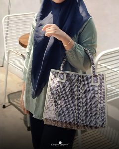 Tas tote berbahan anyaman pandan bergaya earthy, warna natural cokelat muda, desain simpel dan elegan, cocok untuk aktivitas harian.