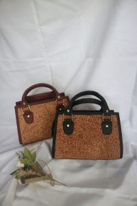 Tas limbah anyaman pandan adalah tas yang dibuat dari limbah daun pandan yang telah dikeringkan dan dianyam secara tradisional. Tas ini ramah lingkungan, memiliki nilai estetika tinggi, dan sering digunakan sebagai alternatif tas plastik. Selain mendukung pelestarian budaya lokal, tas ini juga menjadi produk kreatif yang mendukung ekonomi sirkular dan pemberdayaan masyarakat.