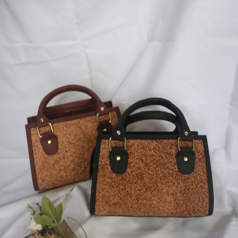 Tas limbah anyaman pandan adalah tas yang dibuat dari limbah daun pandan yang telah dikeringkan dan dianyam secara tradisional. Tas ini ramah lingkungan, memiliki nilai estetika tinggi, dan sering digunakan sebagai alternatif tas plastik. Selain mendukung pelestarian budaya lokal, tas ini juga menjadi produk kreatif yang mendukung ekonomi sirkular dan pemberdayaan masyarakat.